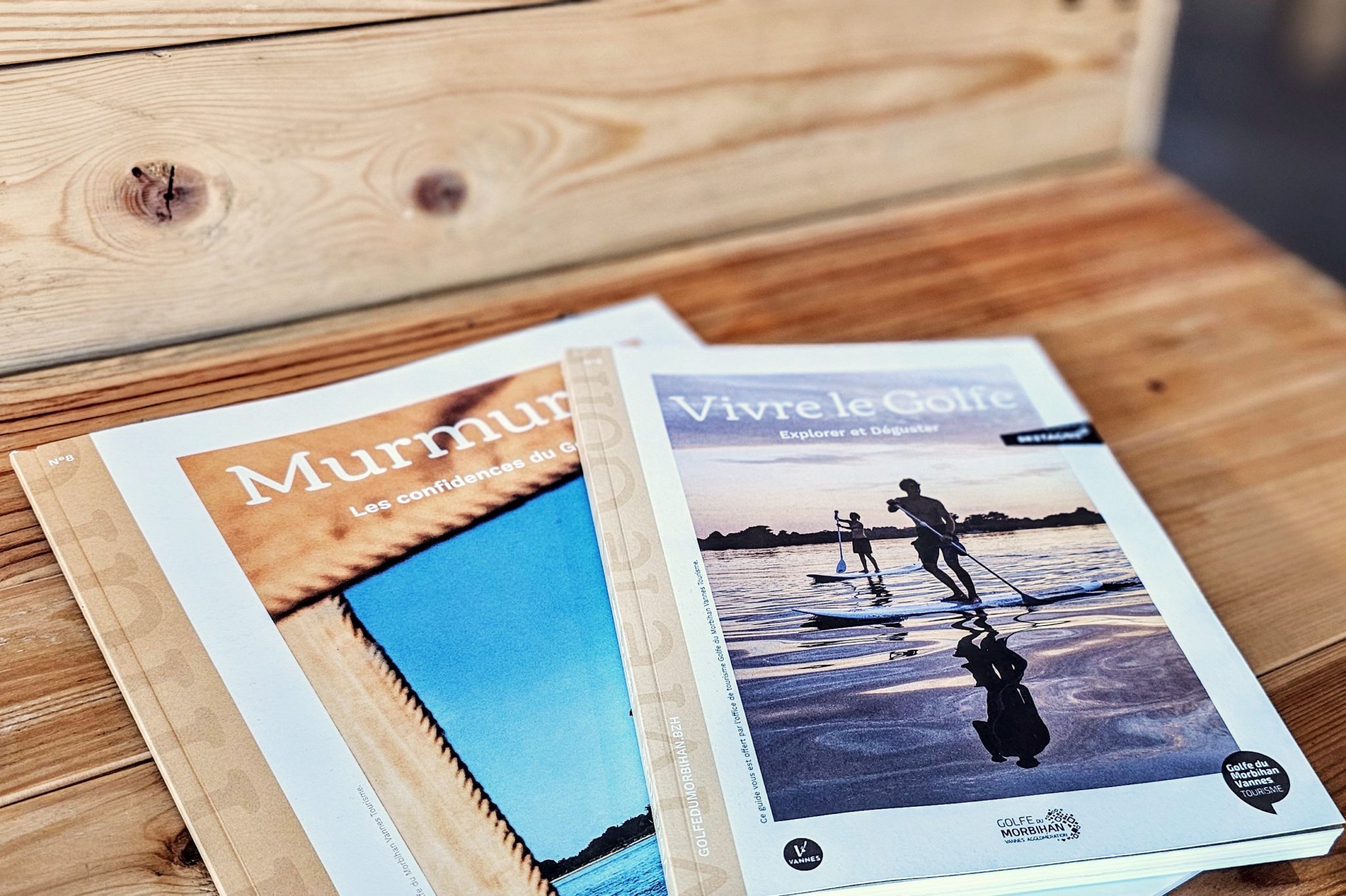 Brochures touristiques du Golfe du Morbihan disposées sur une table